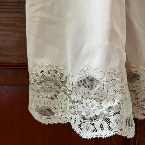 Vintage Hollywood Vassarette Ivory Lace Lingerie Slip – Size F 34, Nylon Tricot - Picture 2 of 11